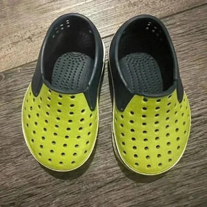 Native Jefferson slip on toddler shoes navy and green water shoe 5c